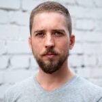 Homme sérieux avec une barbe