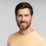 Portrait homme barbu souriant